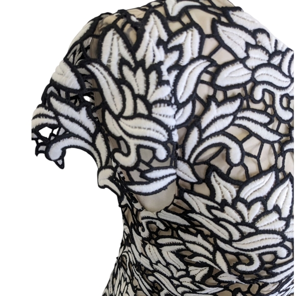 Alice + Olivia Embroidered/laser cut Black & White Short Sleeve Top - Picture 7 of 12